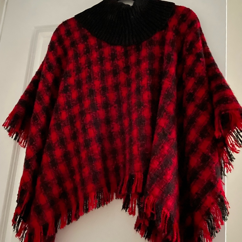 Round-neck red and black plaid shawl